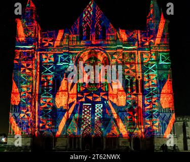 Salisbury Cathedral, Salisbury, Wiltshire, Regno Unito. 7 novembre 2023. L'esterno della cattedrale di Salisbury è illuminato sotto le stelle da Sarum Lights: Illuminating Art, una luce e un suono spettacolari da Luxmuralis che esplora l'arte attraverso i secoli. L'evento si svolge dal 7 novembre all'11 novembre 2023. Credito: Tom Corban/Alamy Live News Foto Stock