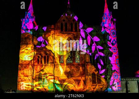 Salisbury Cathedral, Salisbury, Wiltshire, Regno Unito. 7 novembre 2023. L'esterno della cattedrale di Salisbury è illuminato sotto le stelle da Sarum Lights: Illuminating Art, una luce e un suono spettacolari da Luxmuralis che esplora l'arte attraverso i secoli. L'evento si svolge dal 7 novembre all'11 novembre 2023. Credito: Tom Corban/Alamy Live News Foto Stock