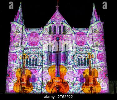 Salisbury Cathedral, Salisbury, Wiltshire, Regno Unito. 7 novembre 2023. L'esterno della cattedrale di Salisbury è illuminato sotto le stelle da Sarum Lights: Illuminating Art, una luce e un suono spettacolari da Luxmuralis che esplora l'arte attraverso i secoli. L'evento si svolge dal 7 novembre all'11 novembre 2023. Credito: Tom Corban/Alamy Live News Foto Stock