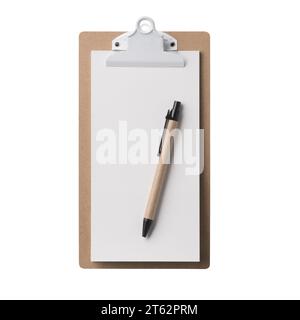 Piccola clipboard marrone con penna. Clipboard singolo, scrittoio con carta. Realistico, fotografico, isolato su sfondo bianco. Foto Stock