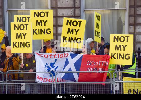 Londra, Regno Unito. 7 novembre 2023. I manifestanti non tengono i cartelli del mio re mentre la processione passa attraverso Westminster. I manifestanti anti anti-monarchia si riunirono lungo Whitehall e Parliament Street quando re Carlo III arrivò per il suo primo discorso del re in Parlamento. Credito: Vuk Valcic/Alamy Live News Foto Stock