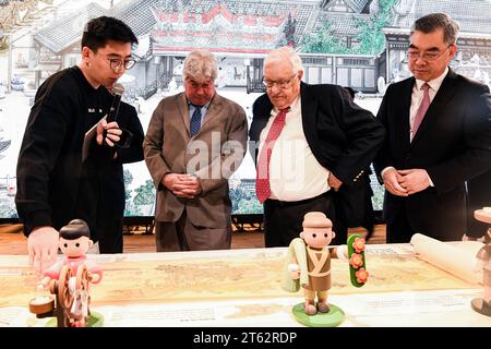 Boston, Stati Uniti. 6 novembre 2023. Un membro dello staff (L) presenta la mostra culturale "SEE Nanjing" al Faneuil Hall Marketplace di Boston, Massachusetts, Stati Uniti, 6 novembre 2023. Una mostra culturale "SEE Nanjing" ha avuto inizio al Faneuil Hall Marketplace di Boston nel tardo lunedì, mettendo in evidenza gli elementi storici e moderni della città cinese di 2.500 anni vicino al fiume Yangtze. DA NON PERDERE: La mostra "SEE Nanjing" prende il via a Boston evidenziando elementi culturali cinesi credito: Ziyu Julian Zhu/Xinhua/Alamy Live News Foto Stock