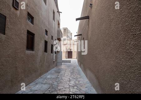 Vista delle strette strade pulite tra i tradizionali edifici in pietra della città vecchia Souk Madinat Jumeirah, al Fahidi, Dubai, Emirati Arabi Uniti Foto Stock