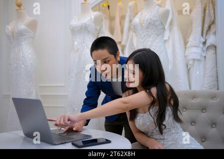 La coppia sceglie un abito nello studio di nozze. Stile di vita e matrimonio. Foto Stock