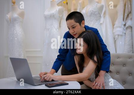 La coppia sceglie un abito nello studio di nozze. Stile di vita e matrimonio. Foto Stock