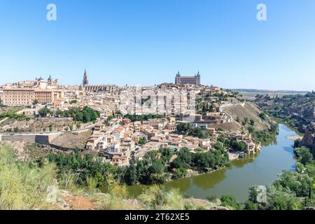 Vista sulla città vecchia sul fiume Tago, Toledo, Castilla-la Mancha, Regno di Spagna Foto Stock