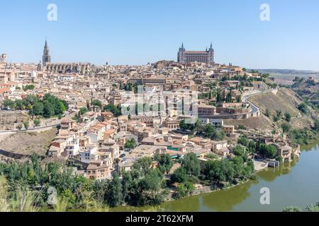 Vista sulla città vecchia sul fiume Tago, Toledo, Castilla-la Mancha, Regno di Spagna Foto Stock