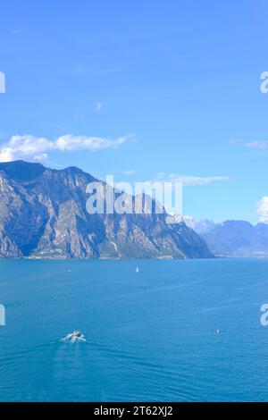 Il lago di Garda è il più grande lago d'Italia. E' una popolare località di villeggiatura nel nord Italia, tra Brescia e Milano ad ovest, e Verona e Ven Foto Stock