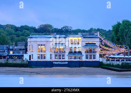 La Trafalgar Tavern è un edificio pubblico classificato di grado II a Park Row, Greenwich, Londra, situato sulla riva sud del Tamigi, a est e ad Foto Stock