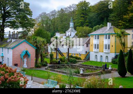 Il villaggio e i giardini di Portmeirion sono una delle principali attrazioni turistiche del Galles e accolgono oltre 200.000 visitatori ogni anno Foto Stock