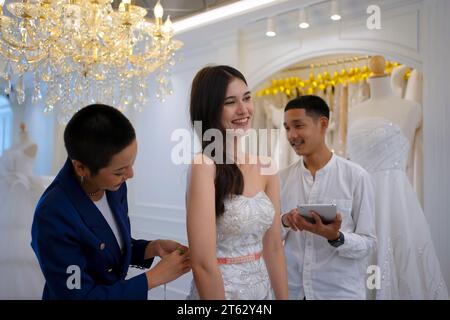 La coppia sceglie un abito nello studio di nozze. Stile di vita e matrimonio. Foto Stock