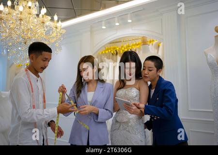 La coppia sceglie un abito nello studio di nozze. Stile di vita e matrimonio. Foto Stock