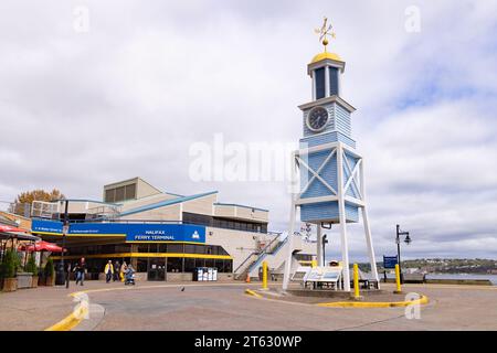 Il terminal dei traghetti di Halifax e l'orologio del cantiere navale del XVIII secolo, il più antico orologio funzionante in Canada; Halifax, nuova Scozia, Canada Foto Stock