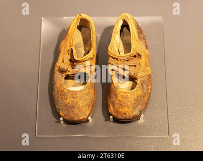 Manufatti di naufragio del Titanic - The Shoes from the Unknown Child, ora noto come Sidney Leslie Goodwin. Titanic Objects, Museo, Halifax Canada Foto Stock