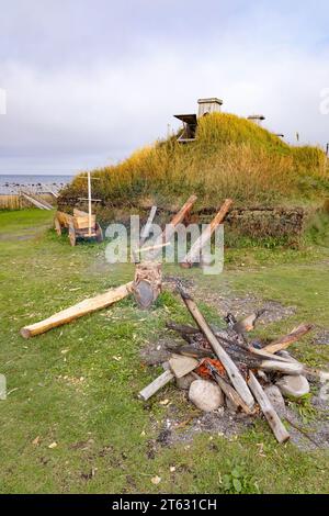 Insediamento vichingo/norreno l'Anse aux Meadows; Terranova, Canada. Edifici ricostruiti del sito storico dell'XI secolo. Storia vichinga. Foto Stock