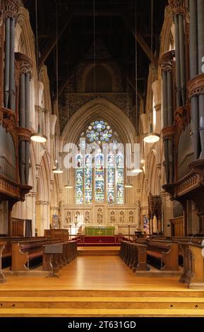 Cattedrale anglicana di San Giovanni Battista, interno con navata, altare e vetrata della chiesa; St. Johns, Terranova, Canada Foto Stock