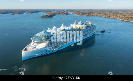 La nave da crociera più grande del mondo ICONA DEI MARI durante le prove in mare nell'arcipelago finlandese. Vista aerea ad alta quota Foto Stock