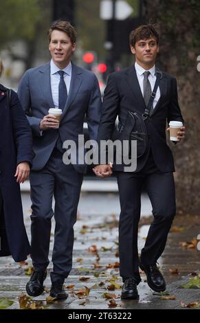 Dustin Lance Black (a sinistra) arriva alla Corte dei magistrati di Westminster, Londra, con suo marito, il campione olimpico subacqueo Tom Daley (a destra), dove Black è accusato di aver aggredito una donna in un nightclub londinese. Black, vincitore di Oscar, che ha sposato Daley nel 2017, si è dichiarato non colpevole di aver aggredito Terry Edwardes battendo il 18 agosto dello scorso anno. Data foto: Mercoledì 8 novembre 2023. Foto Stock