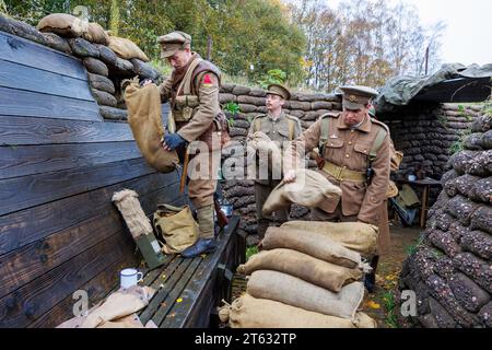 Lo Staffordshire Regiment Museum ha costruito trincee modellate su quelle reali utilizzate durante la guerra mondiale per offrire ai visitatori un'esperienza di com'era la vita per i soldati nelle trincee. Il museo ospita eventi che utilizzano reenattori per creare l'atmosfera e riportare in vita la storia del periodo. Nella foto, i reattori aggiungono sacchi di sabbia alle trincee. Foto Stock