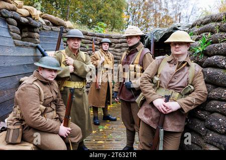 Lo Staffordshire Regiment Museum ha costruito trincee modellate su quelle reali utilizzate durante la guerra mondiale per offrire ai visitatori un'esperienza di com'era la vita per i soldati nelle trincee. Il museo ospita eventi che utilizzano reenattori per creare l'atmosfera e riportare in vita la storia del periodo. Nella foto, i reenattori della prima guerra mondiale. Dalle tombe dello Staffordshire meridionale nelle trincee Foto Stock