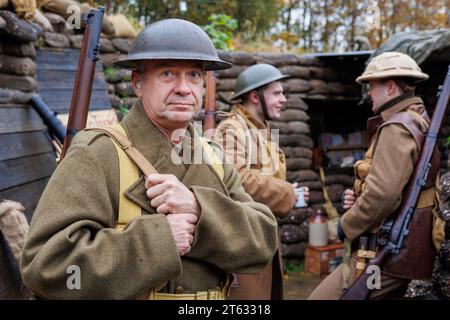 Lo Staffordshire Regiment Museum ha costruito trincee modellate su quelle reali utilizzate durante la guerra mondiale per offrire ai visitatori un'esperienza di com'era la vita per i soldati nelle trincee. Il museo ospita eventi che utilizzano reenattori per creare l'atmosfera e riportare in vita la storia del periodo. Nella foto, Tony Loynes del South Staffordshire Tommies con Conner Powell e Josh Loynes sullo sfondo. Foto Stock