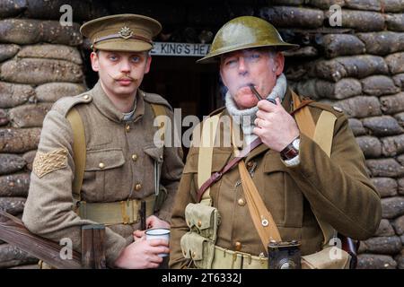 Lo Staffordshire Regiment Museum ha costruito trincee modellate su quelle reali utilizzate durante la guerra mondiale per offrire ai visitatori un'esperienza di com'era la vita per i soldati nelle trincee. Il museo ospita eventi che utilizzano reenattori per creare l'atmosfera e riportare in vita la storia del periodo. Nella foto Scott Beharrell (a sinistra) degli Hull Rifles con Rob Thrush degli Oxford Bucks. in una delle trincee. Foto Stock