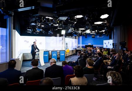 L'AIA - Pieter Hasekamp, direttore del CPB, durante una conferenza stampa sul calcolo dei manifesti elettorali dei partiti politici. Gli elettori si recheranno alle urne per le elezioni della camera dei rappresentanti del 22 novembre. ANP REMKO DE WAAL netherlands Out - belgium Out Foto Stock