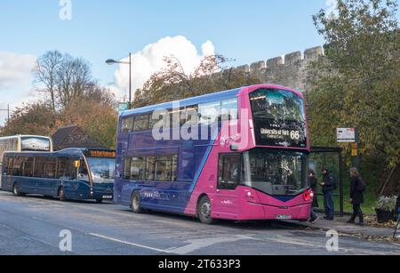 Autobus elettrico a due piani operato dal primo autobus a York City, Inghilterra, Regno Unito Foto Stock