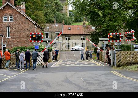 Barriere di sollevamento automatiche al passaggio a livello sulla North Yorkshire Moors Railway a Pickering. Foto Stock