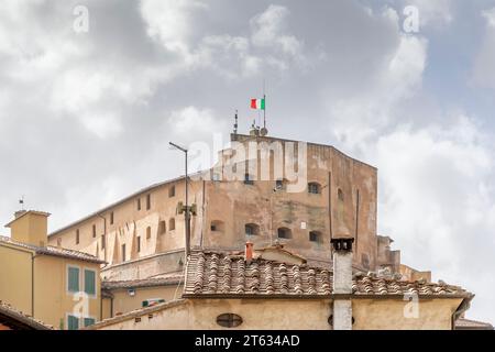 La bandiera italiana sorvola l'antico castello di Lari, Pisa, Italia Foto Stock