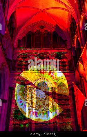 Salisbury, Wiltshire, Regno Unito. 7 novembre 2023. Sarum Lights Illuminating Arts apre a Salisbury, Wiltshire, portando l'esperienza incredibilmente popolare di luci e suoni alla Cattedrale di Salisbury, trasformando la Cattedrale con proiezioni di luce coinvolgenti e paesaggi sonori suggestivi esplorando secoli di arte e cambiamenti nella società dal dramma del barocco, che emerse tra i conflitti protestante-cattolici del XVI secolo, all'Art Deco, che crebbe di industrializzazione e sperimentazione all'inizio del XX secolo. Crediti: Carolyn Jenkins/Alamy Live News Foto Stock