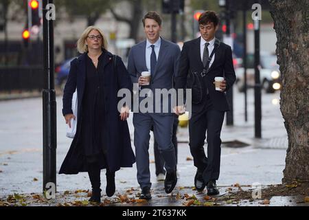 Dustin Lance Black (al centro) arriva alla Westminster Magistrates' Court, Londra, con suo marito, campione olimpico subacqueo Tom Daley (a destra), dove Black è accusato di aver aggredito una donna in un nightclub londinese. Black, vincitore di Oscar, che ha sposato Daley nel 2017, si è dichiarato non colpevole di aver aggredito Terry Edwardes battendo il 18 agosto dello scorso anno. Data foto: Mercoledì 8 novembre 2023. Foto Stock