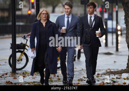 Dustin Lance Black (al centro) arriva alla Westminster Magistrates' Court, Londra, con suo marito, campione olimpico subacqueo Tom Daley (a destra), dove Black è accusato di aver aggredito una donna in un nightclub londinese. Black, vincitore di Oscar, che ha sposato Daley nel 2017, si è dichiarato non colpevole di aver aggredito Terry Edwardes battendo il 18 agosto dello scorso anno. Data foto: Mercoledì 8 novembre 2023. Foto Stock