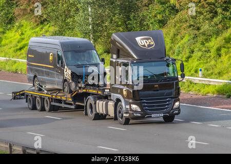 UPS, furgoni United Parcel Service su trasportatori di auto; multinazionale americana per la consegna di pacchi e la gestione della catena di fornitura; autocarri per il trasporto di merci sfuse pesanti in autostrada con furgone danneggiato da incidente su rimorchio, trasporto, autocarro, trasporto, autocarro, carico speciale, veicolo Scania, trasporto merci nel settore delle consegne a Greater Manchester, Regno Unito Foto Stock