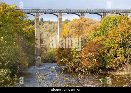 Persone che attraversano 38 metri sopra il fiume Dee sull'acquedotto di Pontcysyllte vicino a Llangollen nel Galles del Nord, sito patrimonio dell'umanità dell'UNESCO Foto Stock