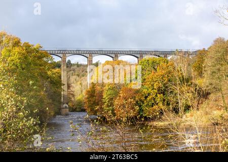 Persone che attraversano 38 metri sopra il fiume Dee sull'acquedotto di Pontcysyllte vicino a Llangollen nel Galles del Nord, sito patrimonio dell'umanità dell'UNESCO Foto Stock