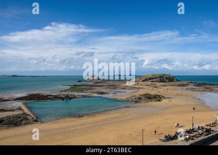 Vista dalle mura di St Malo attraverso la piscina di acqua di mare verso Fort du Petit Bé e Tombeau de Chateaubriand in una chiara giornata autunnale Foto Stock