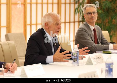 Tokyo, Giappone. 8 novembre 2023. Il capo della politica estera dell'Unione europea Josep Borrell interviene durante un incontro bilaterale con il ministro degli Esteri giapponese Yoko Kamikawa presso gli uffici del ministero degli Esteri di Tokyo. La riunione dei ministri degli Esteri del G7 si tiene in Giappone. (Immagine di credito: © Rodrigo Reyes Marin/ZUMA Press Wire) SOLO USO EDITORIALE! Non per USO commerciale! Foto Stock