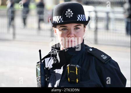 Agente di polizia femminile, apertura statale del Parlamento, Whitehall, Londra, Regno Unito Foto Stock