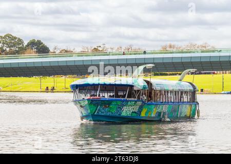 Adelaide, Australia - 9 settembre 2023: Barca turistica ristrutturata Adelaide Popeye che naviga lungo il fiume Torrens nel CBD di Adelaide in un giorno Foto Stock