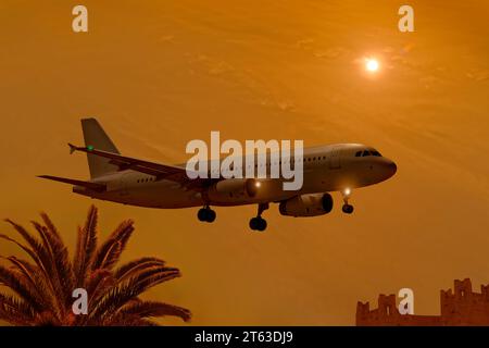 Atterraggio aereo verso il tramonto. Airbus A320-200 livrea gratuita. Foto Stock