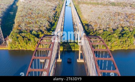 Vista aerea del ponte Dolly Parton vicino a Mobile, Alabama, a novembre Foto Stock