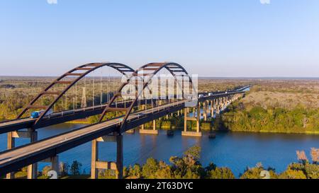 Vista aerea del ponte Dolly Parton vicino a Mobile, Alabama, a novembre Foto Stock