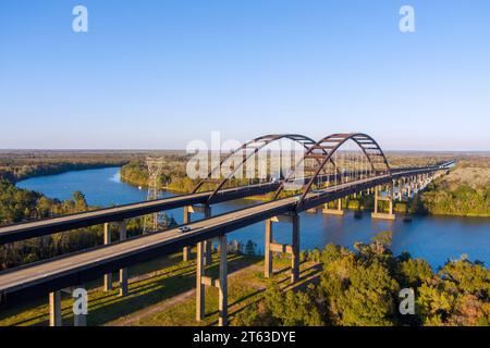 Vista aerea del ponte Dolly Parton vicino a Mobile, Alabama, a novembre Foto Stock