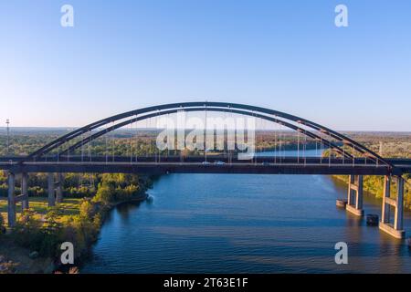 Vista aerea del ponte Dolly Parton vicino a Mobile, Alabama, a novembre Foto Stock