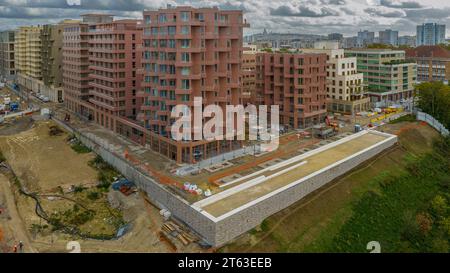 Exclusive - una vista aerea del Villaggio Olimpico di Parigi 2024 il 3 novembre 2023 a Saint-Denis, periferia di Parigi, Francia. Con i Giochi Olimpici di Parigi 2024 a un anno di distanza, la costruzione del Villaggio che ospiterà circa 14.000 atleti è in pieno svolgimento nel dipartimento Seine-Saint-Denis, il più povero della Francia continentale. La SolidEO, l'istituzione pubblica incaricata della costruzione delle Olimpiadi, promette che il Villaggio Olimpico lascerà un'eredità duratura nell'area della classe operaia, dove il 25% dei residenti vive al di sotto della soglia di povertà. Una volta che i Giochi saranno finiti, il villaggio lo farà Foto Stock