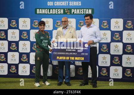 Il capitano Nigar Sultana Joty diventa l'uomo della partita mentre la squadra femminile di cricket del Bangladesh si è aggiudicata la seconda ODI della serie di tre partite contro Pakist Foto Stock