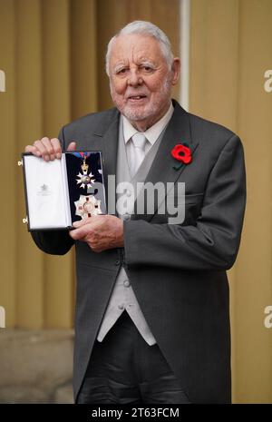 Sir Terry Waite dopo aver ricevuto il suo Cavaliere ed essere stato nominato Cavaliere Comandante dell'ordine di San Michele e San Giorgio (KCMG) per i suoi servizi in beneficenza durante una cerimonia di investitura a Buckingham Palace a Londra. Data foto: Mercoledì 8 novembre 2023. Foto Stock