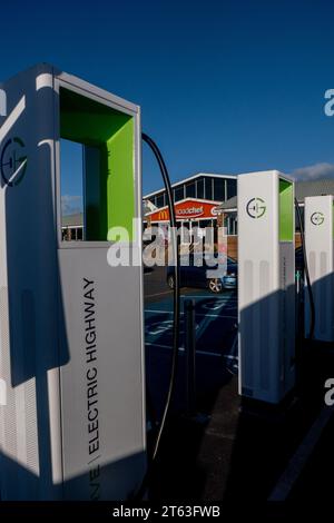 Punti di ricarica elettrici presso il servizio autostradale Watford Gap sulla M1 vicino al villaggio di Watford, Northamptonshire, Inghilterra. Foto Stock