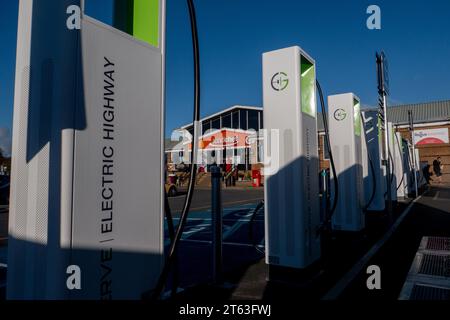 Punti di ricarica elettrici presso il servizio autostradale Watford Gap sulla M1 vicino al villaggio di Watford, Northamptonshire, Inghilterra. Foto Stock